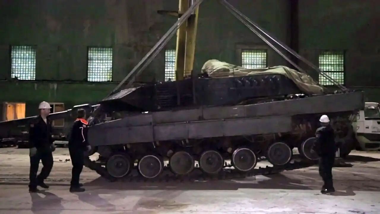 Leopard 2A6 při vykládce v Uralvagonzavodu / Uralvagonzavod